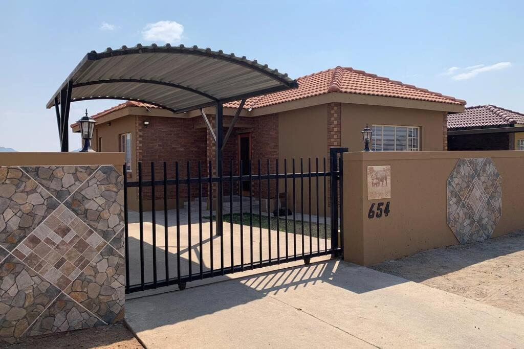 Rhino House With 3 Bedrooms Next To Pilanesberg And Sun City Mogwase ภายนอก รูปภาพ