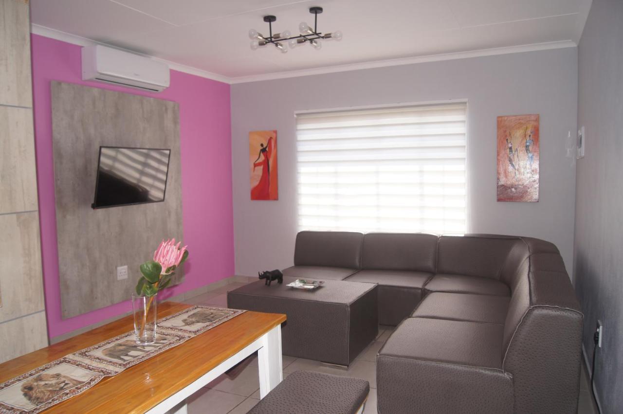Rhino House With 3 Bedrooms Next To Pilanesberg And Sun City Mogwase ภายนอก รูปภาพ